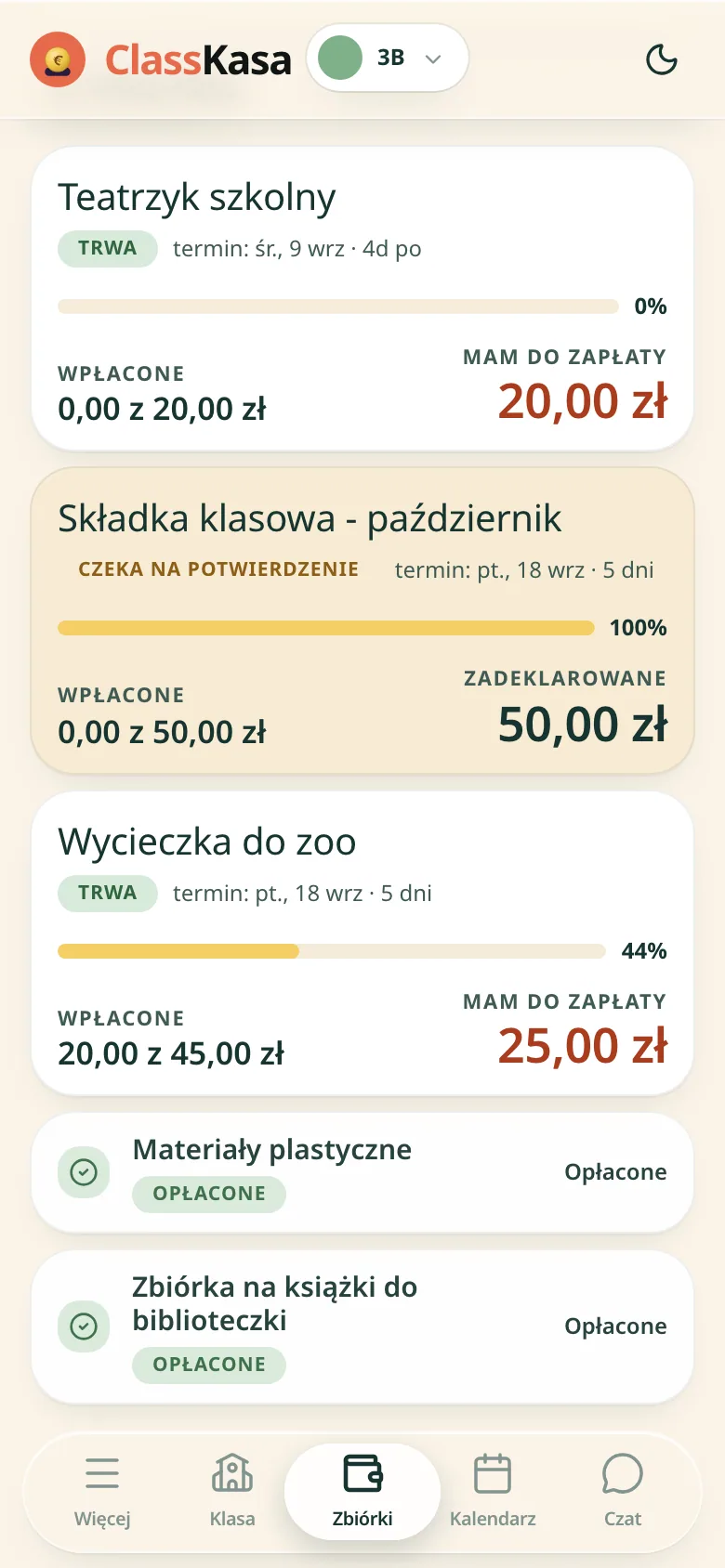 Lista zbiórek rodzica: u góry zbiórka po terminie z czerwoną kwotą przy mam do zapłaty, pod nią ta, która czeka na potwierdzenie, z kwotą zadeklarowaną, dalej druga zbiórka z czerwoną kwotą, a na dole dwie opłacone z zielonym ptaszkiem. Pod nimi pasek nawigacji.